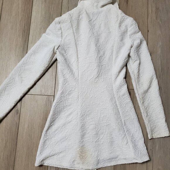 Frank Lyman Design textured white blazer - Picture 3 of 3